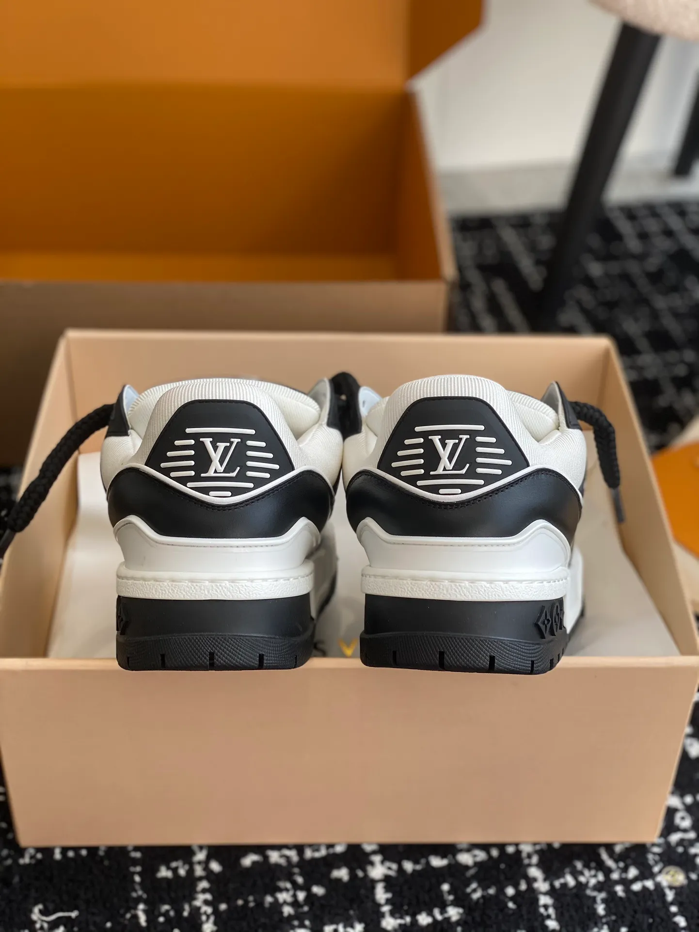👟👟Ex-factory price 840👟👟 The latest upgraded version of lvtrainer Little Fatty 2023 is the same as the original version. Exclusive mold opening. Market ceiling level. Welcome to compare. At the Louis Vitton 2023 show, the new Trainer was unveiled. The new shoe style did not change much in the upper design, but the shoe shape became wider. Thicker and larger tongues replace the original visual effect. Since the launch of Lanvin bread shoes, this fat shoe style has become more and more popular!  Select imported calfskin/denim splicing/Yangjing material, exclusive molded outsole fasteners, decorative accessories can be removed at will!  Size: #35-45 (⚠️40 for women, 45 for men, customization is non-refundable)